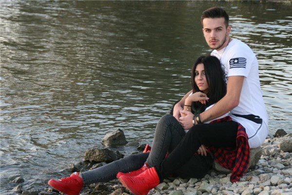 狗女蛇男婚配：姻缘天定，幸福同行属狗女与属蛇男：携手共进，幸福美满婚姻